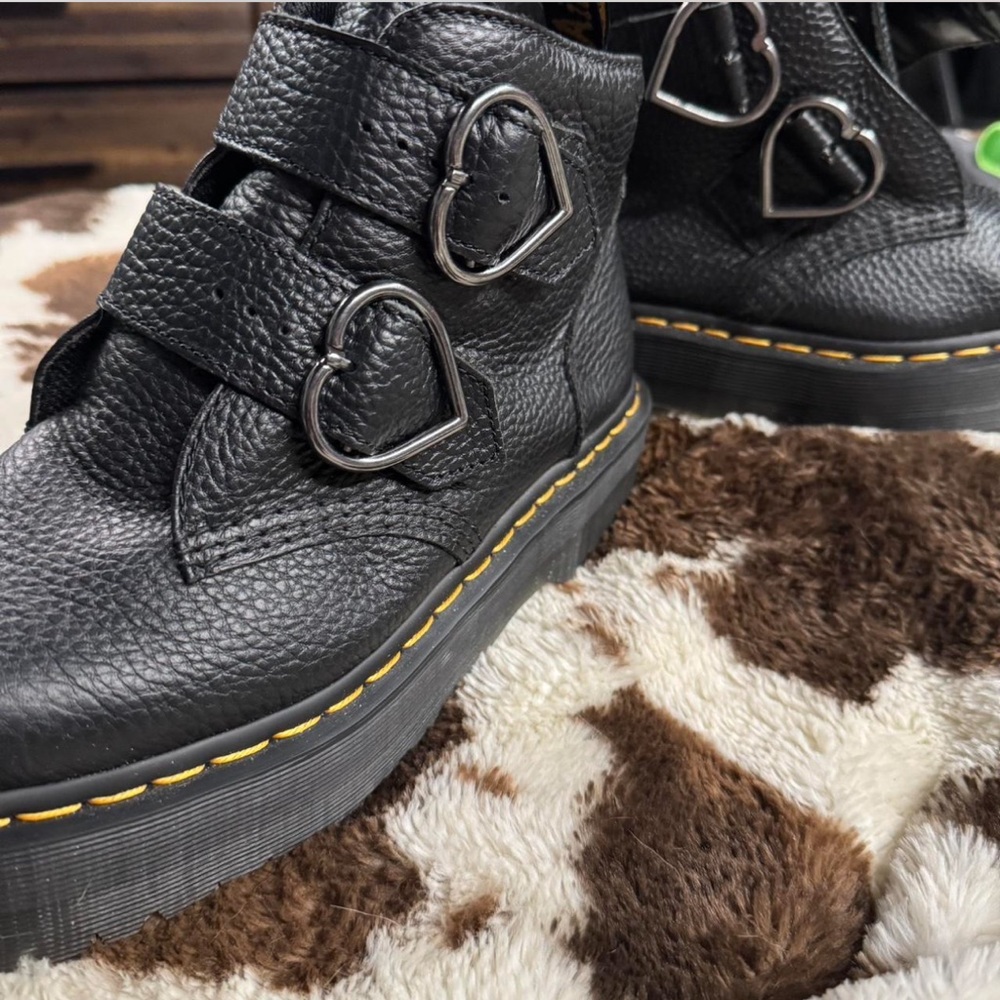 Dr.Martens Devon Heart Boots